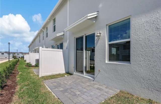 5767 SE Edgewater Circle