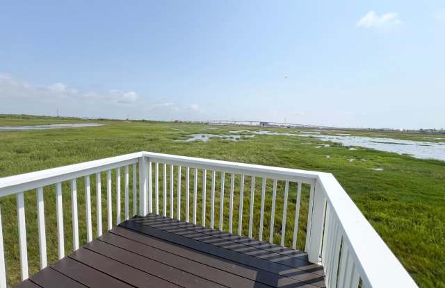 Elegant 2/1 Beach Cottage in Surfside !