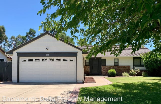 Gorgeous Carmichael Home with Swimming Pool - 4800 Gibbons Drive, Arden-Arcade, CA 95608