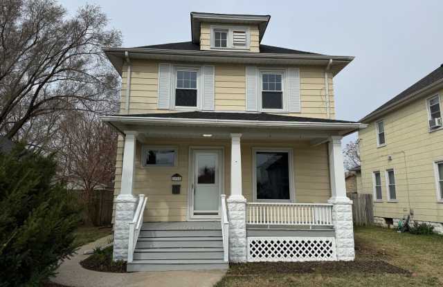 3 Bedroom Moline Home with 2 Car Garage