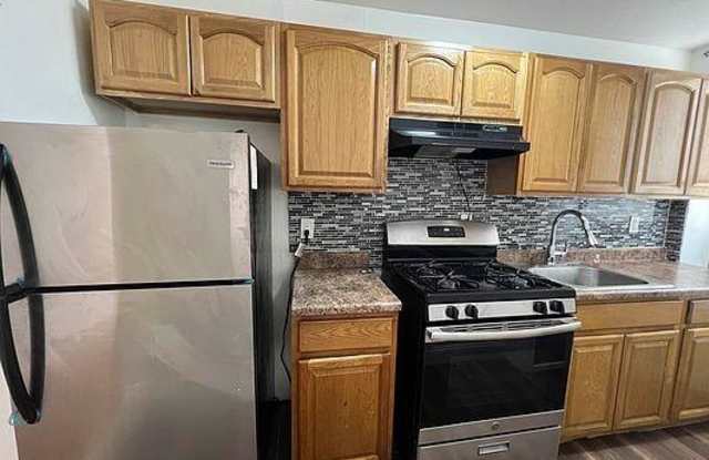 932 Bronx Park South