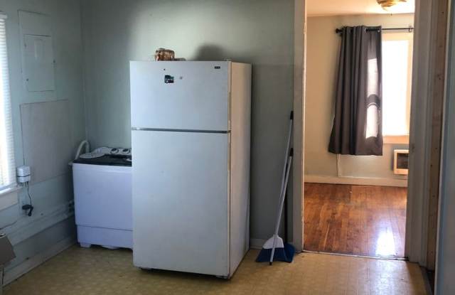 1 Bed/1 Bath Upstairs Apartment located walking distance to Downtown Gallatin.