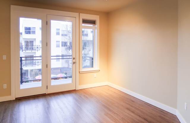 Lakeside 2BR Condo with Modern Finishes  Prime Location!