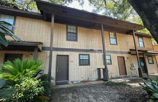 CUTE 2/1.5 w/ Small Fenced Yard, Close to TCC  FSU! Available August 1st for $1150/month! photos photos