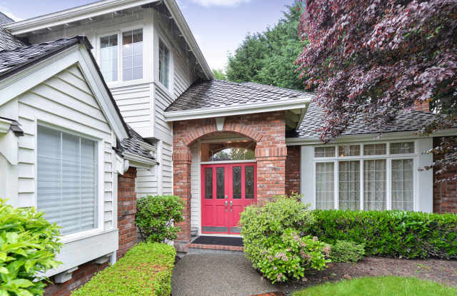 Stunning and Elegant 4+ Bedroom on Park-Like Lot Pine Lake Estates Sammamish