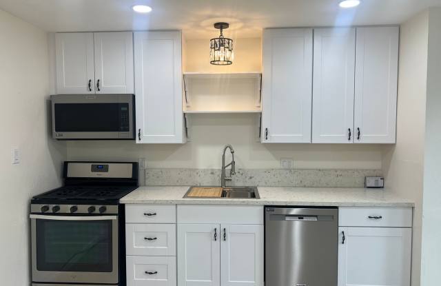 ADORABLE 2 BED DUPLEX WITH NEWER KITCHEN!!
