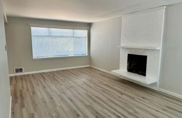 Remodeled 2 Bedroom Duplex Home in Magnolia