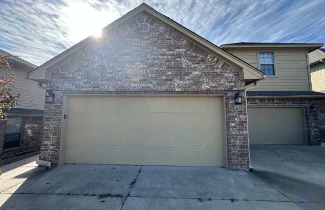 3 Bed 2 1/2 Bath + additional room with a 2 Car Garage Duplex In Edmond!