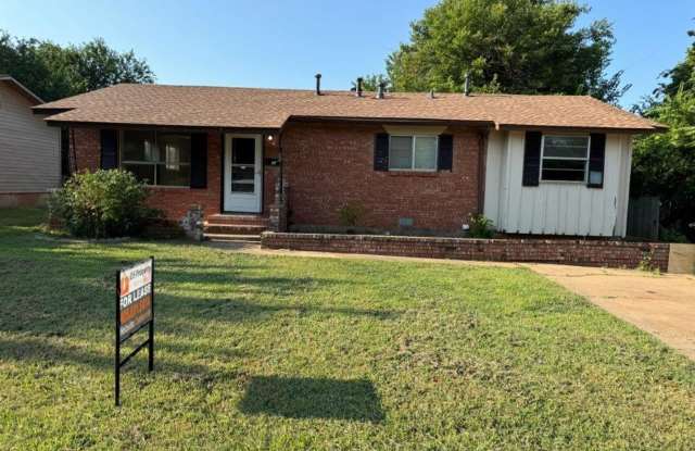 3 bed, 1 bath home for rent in Moore near Santa Fe and NW 27th Street, New paint, and flooring!