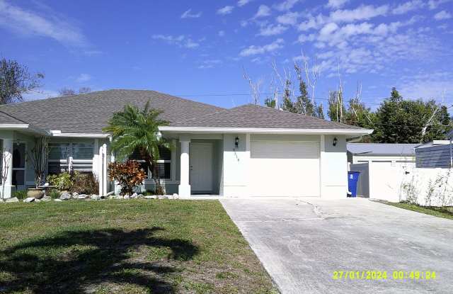 Photo of Bokeelia duplex-close to Pine Island Rd and Stringfellow