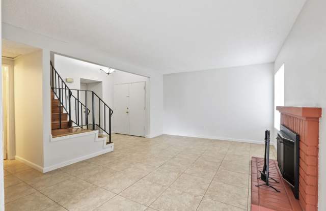 1614 E Fairfield Court