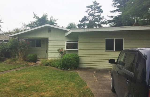 Spacious South Campus 5 bed house with fenced yard - available July 18th, 2025