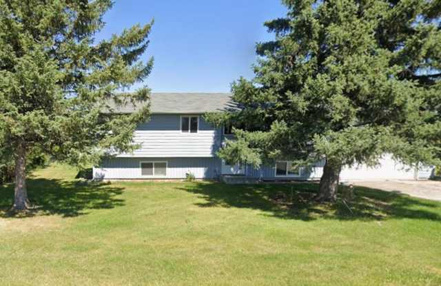Beautiful House with 2 Wood Stoves across from park in Kalispell