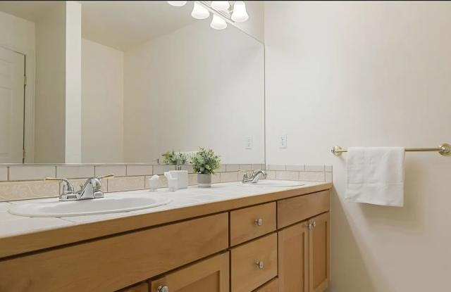 Bright  Renovated 3-Bed Condo in Northshore Summit