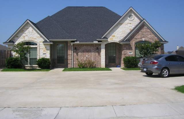 College Station - 3 Bedroom - 3 Bath - Duplex - Fenced Yard. - 3831 Oldenburg Lane, College Station, TX 77845