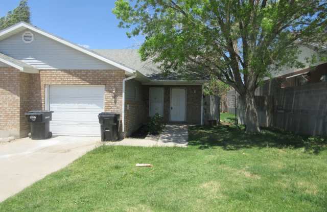 **Move-In Bonus!** 3 bed, 2 bath Twin Home