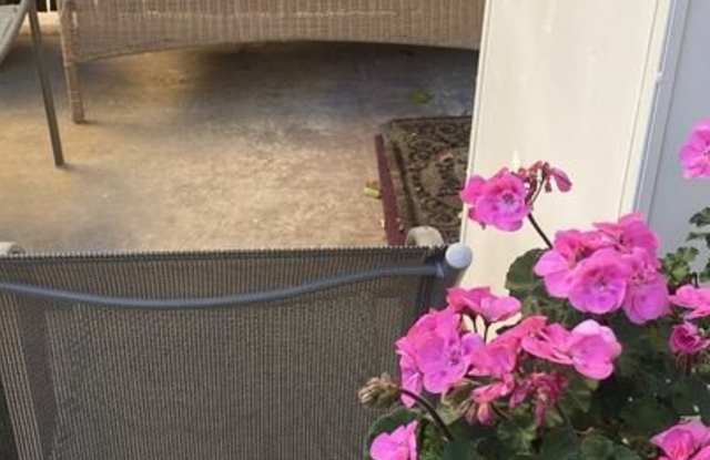 6661 Lindenhurst Ave