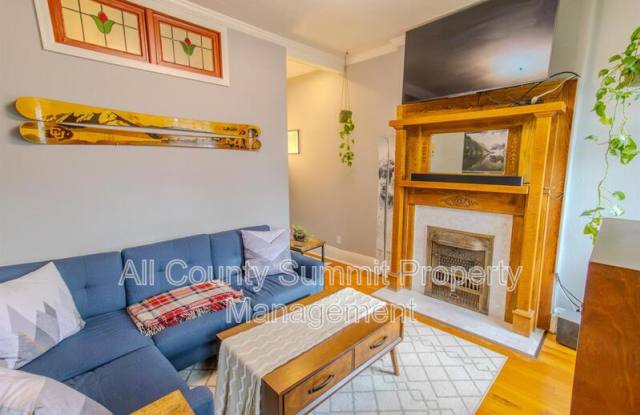 127 E Exposition Ave