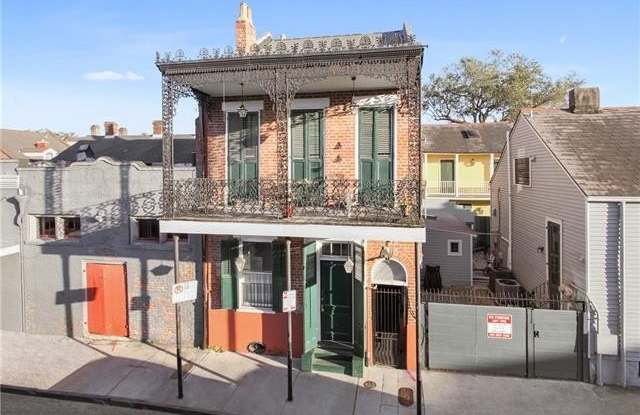 732 BURGUNDY Street