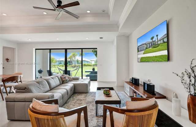 4536 N Silverwood Ln N