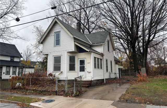 1027 E 70th Street