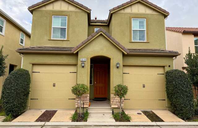 Beautifully Updated 3 Bedroom, 2.5 Bath Home In Clovis