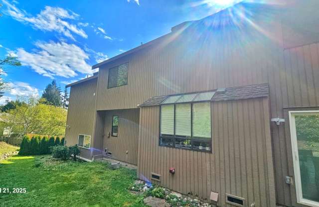 Beautiful Remodeled 4 Bedroom and 2.5 Bathroom Single Family House - Bellevue