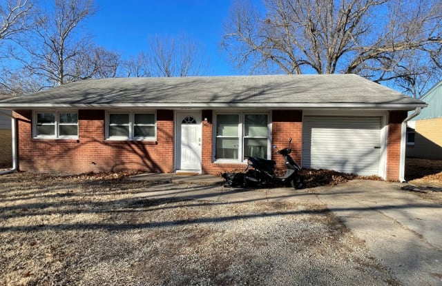 1423 Hillcrest Drive - 1423 Hillcrest Drive, Manhattan, KS 66502