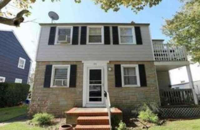 212 N Wilson Ave