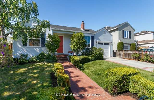 1132 Hawthorne DR