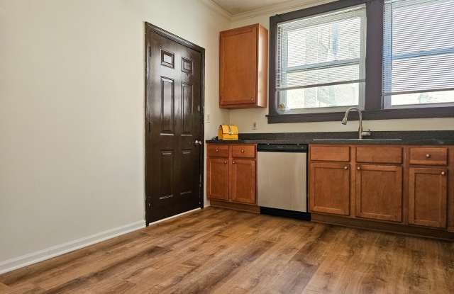 1060 W GRANVILLE Avenue