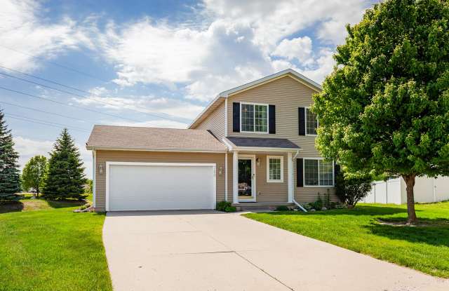 SPACIOUS LIVING!! 4 Bedroom, 3 Bathroom Home in Waukee!