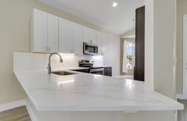 726 SW Aruba Bay