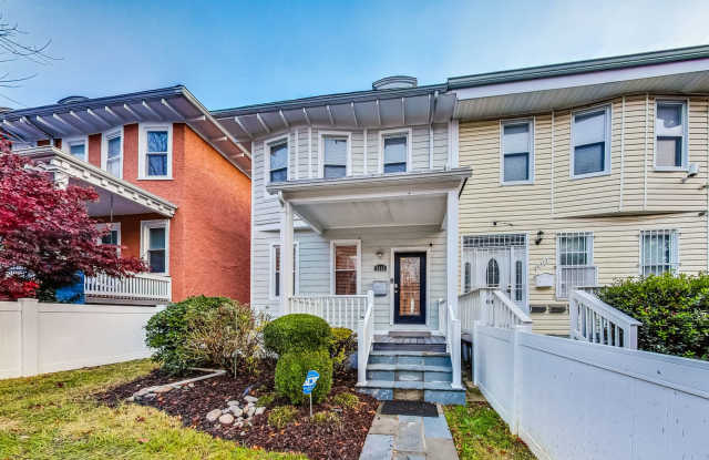 Photo of Beautiful TH - 4 bedroom + 3.5 BA - 7 mo - 24 months