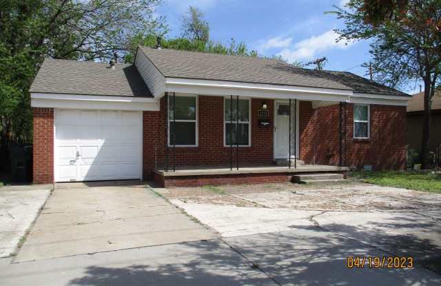 1133 E Lindsey
