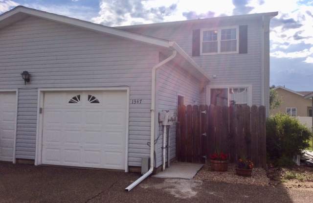 2 bedroom, 2.5 bath Condo available in August
