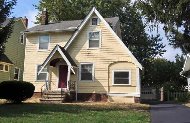 Move-In Ready! 3 Bed - 1 Bath Colonial for Rent in Cleveland Heights!
