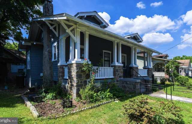 1011 DOUGLAS Street NE