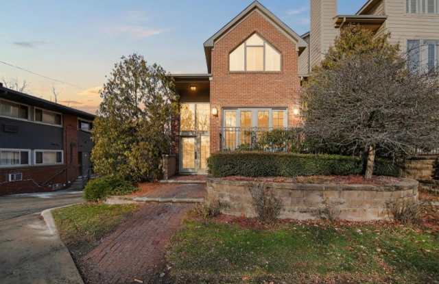 Photo of 934 W Huron Street