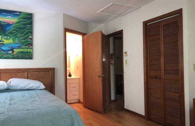 **SCHOOL YEAR RENTAL-TWO STUDENT MAX** AVAILABLE MID-AUGUST TO MID-MAY