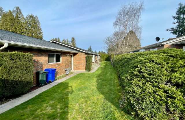 Gresham Duplex with Private Yard and a Single Car Garage! Gresham Station!