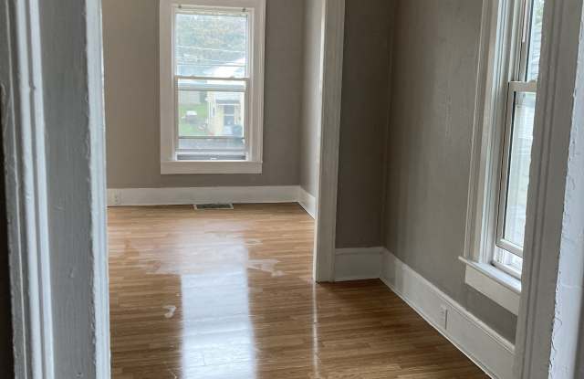 129 1/2 W Schuyler St