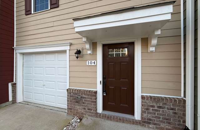 Like-New 4 Bedroom Townhouse