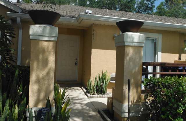 Photo of 1 story 3/2 in Meadow Woods with full sized washer and dryer included