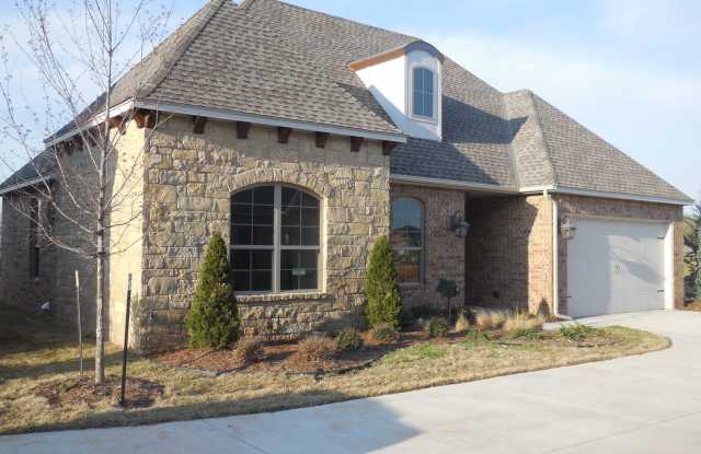 Two Bedroom, Two Bathroom Home w/ Study in NW Norman!