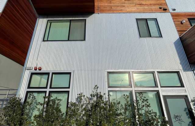 Photo of SPACIOUS STUDIO IN OAKLAND!