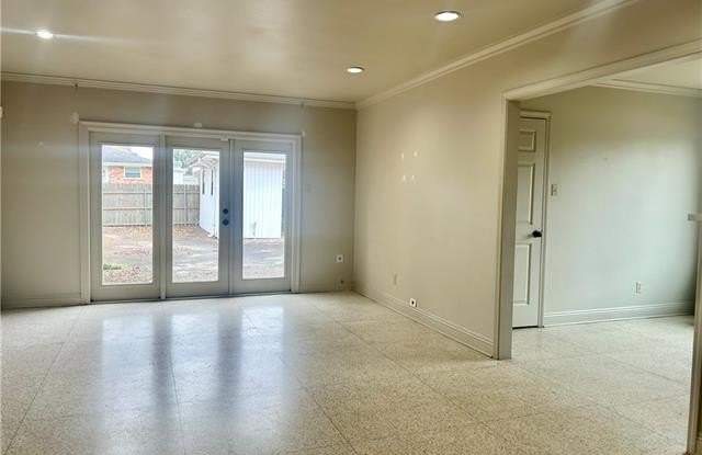 6182 PONTCHARTRAIN Boulevard