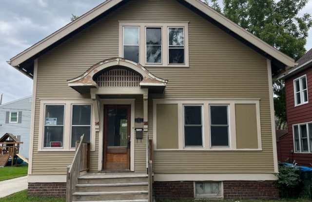 Spacous 4 bed 2 bath house $1,100 - 505 North 15th Street, Fort Dodge, IA 50501