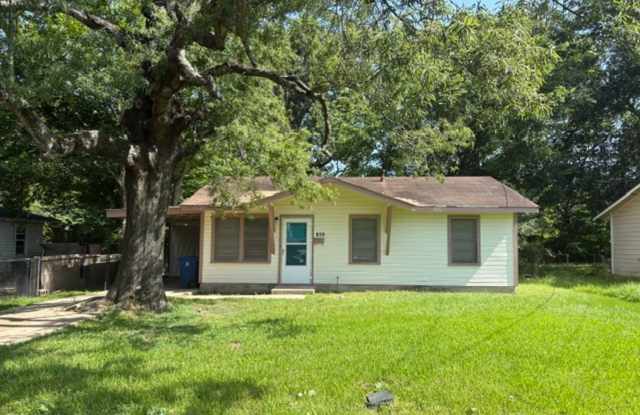 Cozy home with large living and dining area!