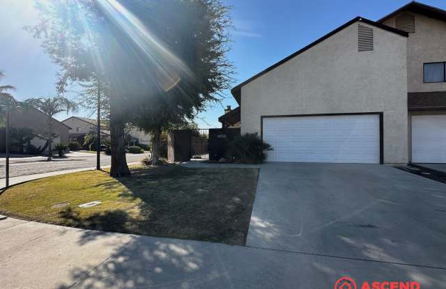 Charming Condo Located in HOA!